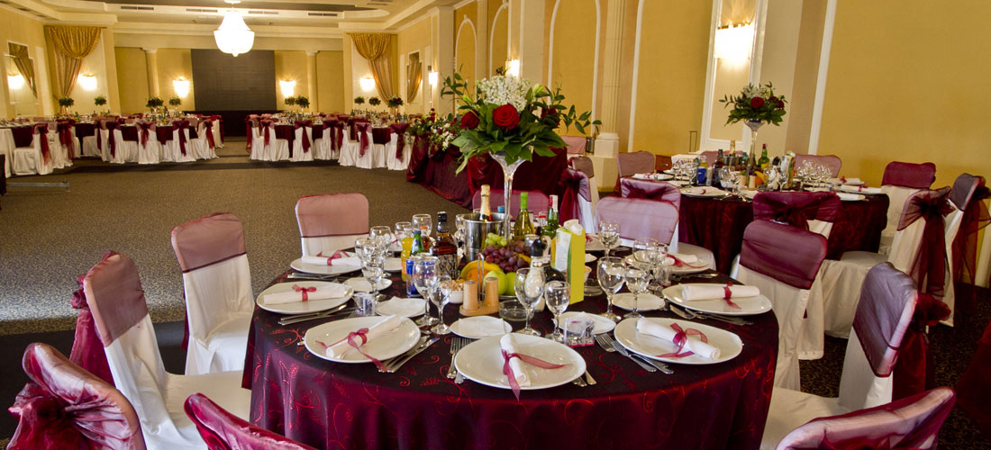 Elegantti juhlasali tarjoaa paikat 150 yhtäaikaiselle ruokailijalle.